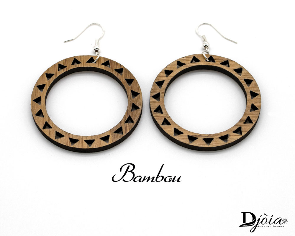 Boucles d'oreilles bois DHLaser Design en Bambou Véga, triangles noirs découpés sur anneau, crochets argentés, fond blanc, style minimaliste
