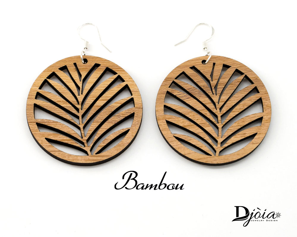 Boucles d'oreilles bois DHLaser Design en Bambou avec motif feuille tropicale découpé, contour noir, fond blanc, style épuré