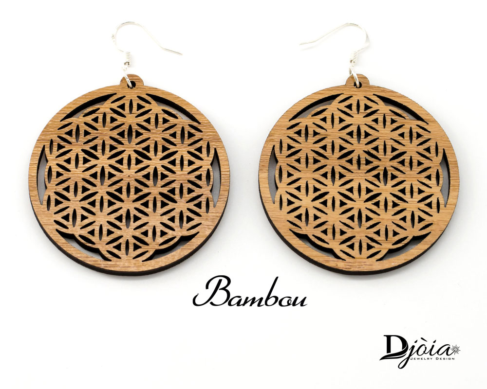 Boucles d'oreilles bois DHLaser Design en Bambou motif Fleur de vie découpé, bordure foncée contrastée, fond blanc, style bohème