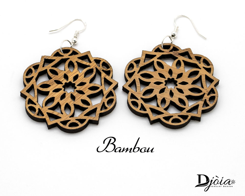 Boucles d'oreilles bois DHLaser Design en Bambou avec motif Canopus decoupé, teinte doree contour noir, fond blanc, style ethnique