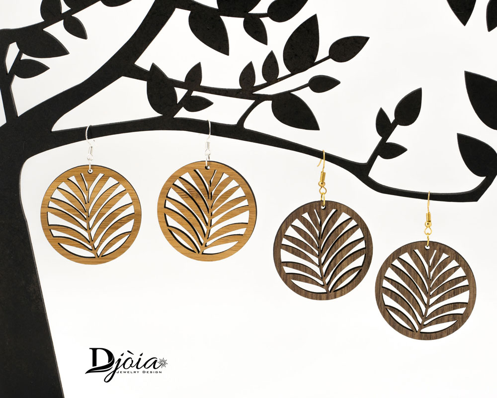 Boucles d'oreilles bois DHLaser Design en Bambou et Noyer, motif feuille tropicale, suspendues sur présentoir, style bohème