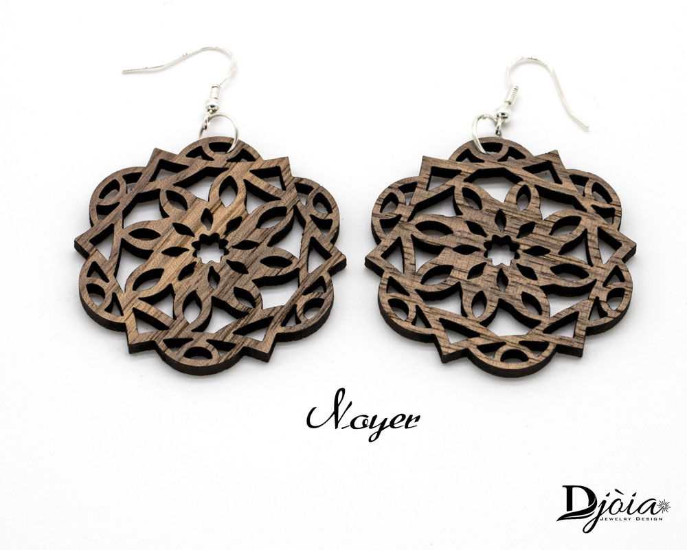 Boucles d'oreilles bois DHLaser Design en Noyer motif Canopus arabesque, veinage chaud brun fonce, fond blanc studio, style elegant