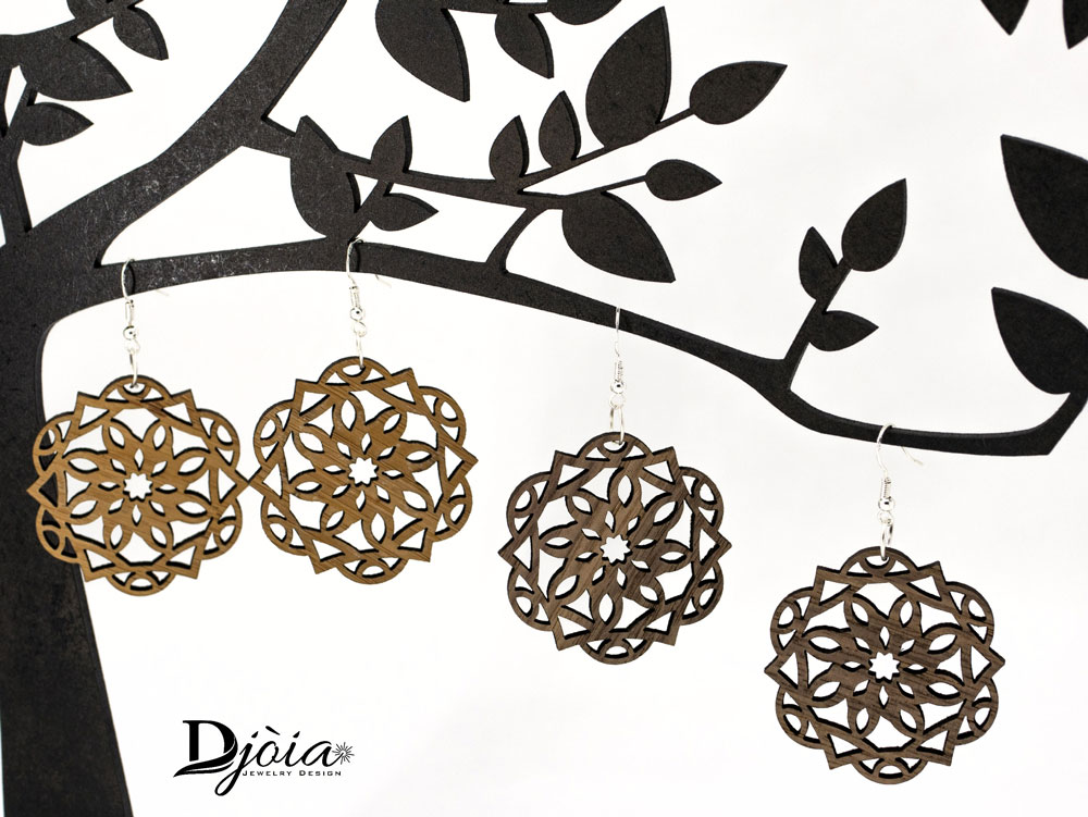 Boucles d'oreilles bois DHLaser Design duo Noyer et Bambou motif Canopus mandala, suspendues sur branche noire, style naturel