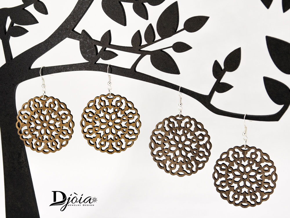 Boucles d'oreilles bois DHLaser Design Schaula en Noyer et Bambou suspendues sur branche decorative, duo clair sombre, style minimaliste
