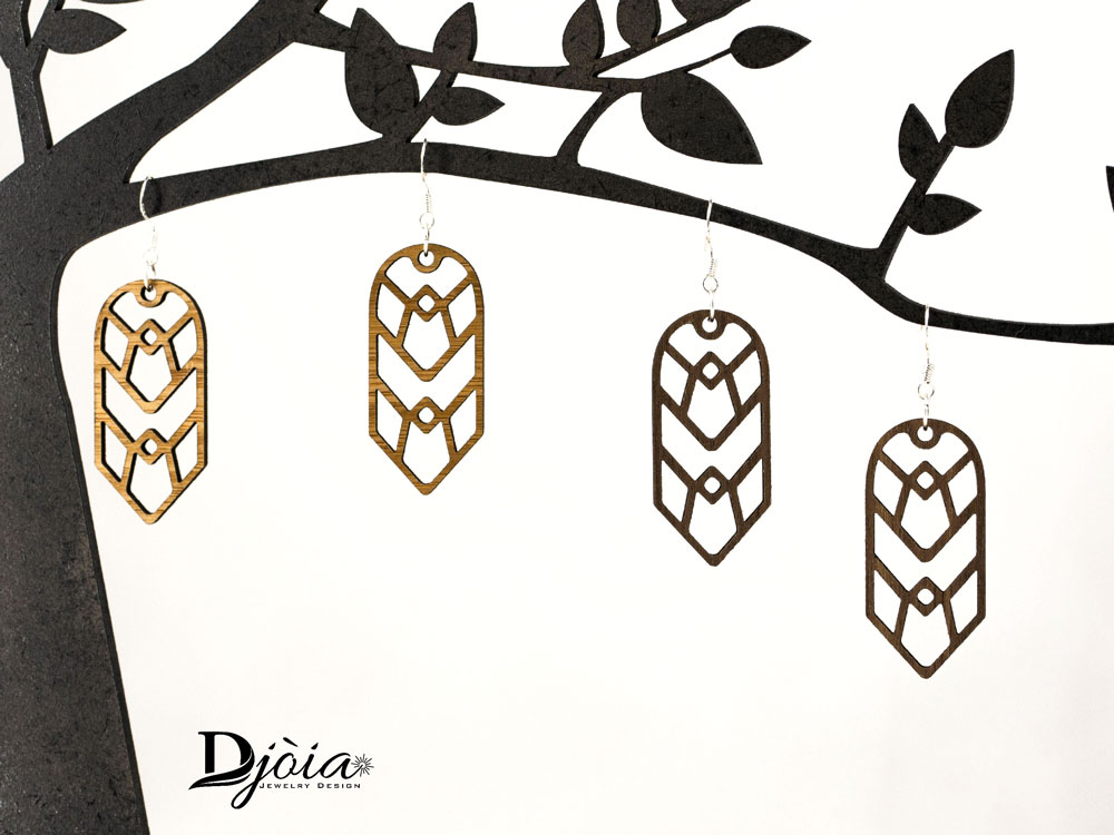 Boucles d'oreilles bois DHLaser Design en Noyer doré Altair, losanges découpés, suspendues sur support arbre stylisé
