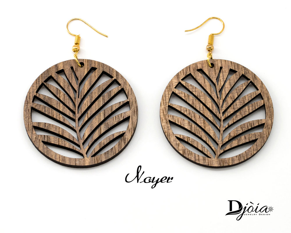 Boucles d'oreilles bois DHLaser Design en Noyer avec motif feuille tropicale, veinage brun profond, fond blanc, style chic