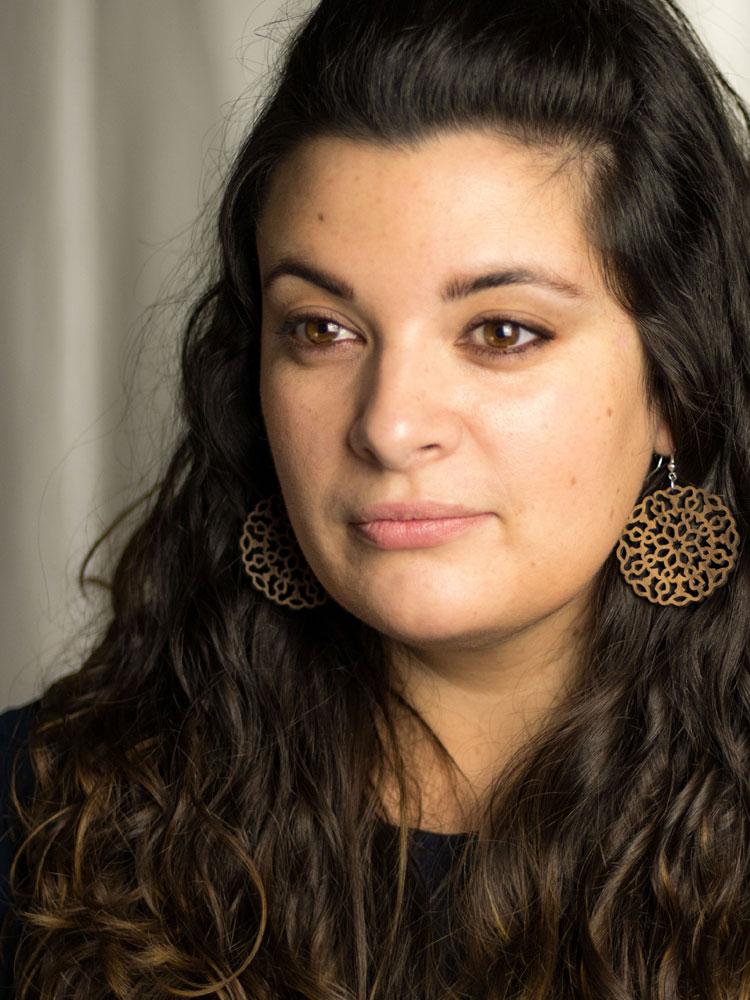 Boucles d'oreilles bois DHLaser Design en Noyer Schaula portees sur oreille, gros plan visage, decoupe geometrique ajouree, style boheme elegant