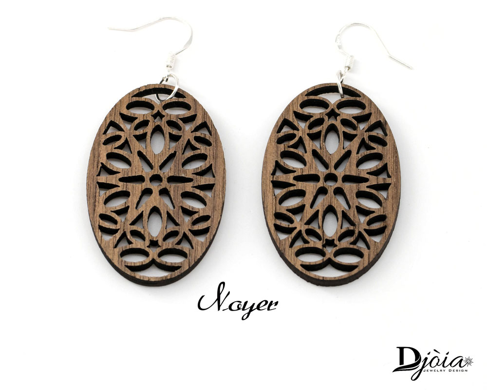 Boucles d'oreilles bois DHLaser Design en Noyer modele Spica, arabesques decoupees, reflets sombres, fond blanc, style artisanal