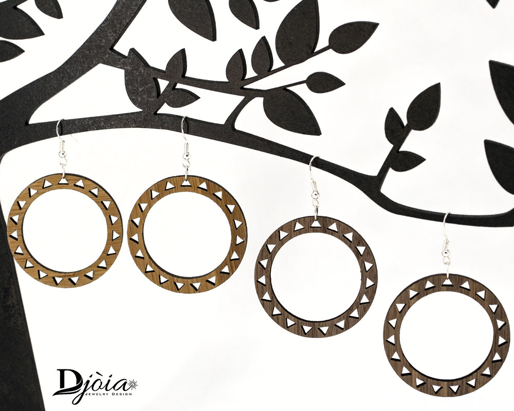 Boucles d'oreilles bois DHLaser Design en Noyer Véga, triangles découpés, suspendues sur support arbre stylisé, veinage brun profond, style bohème