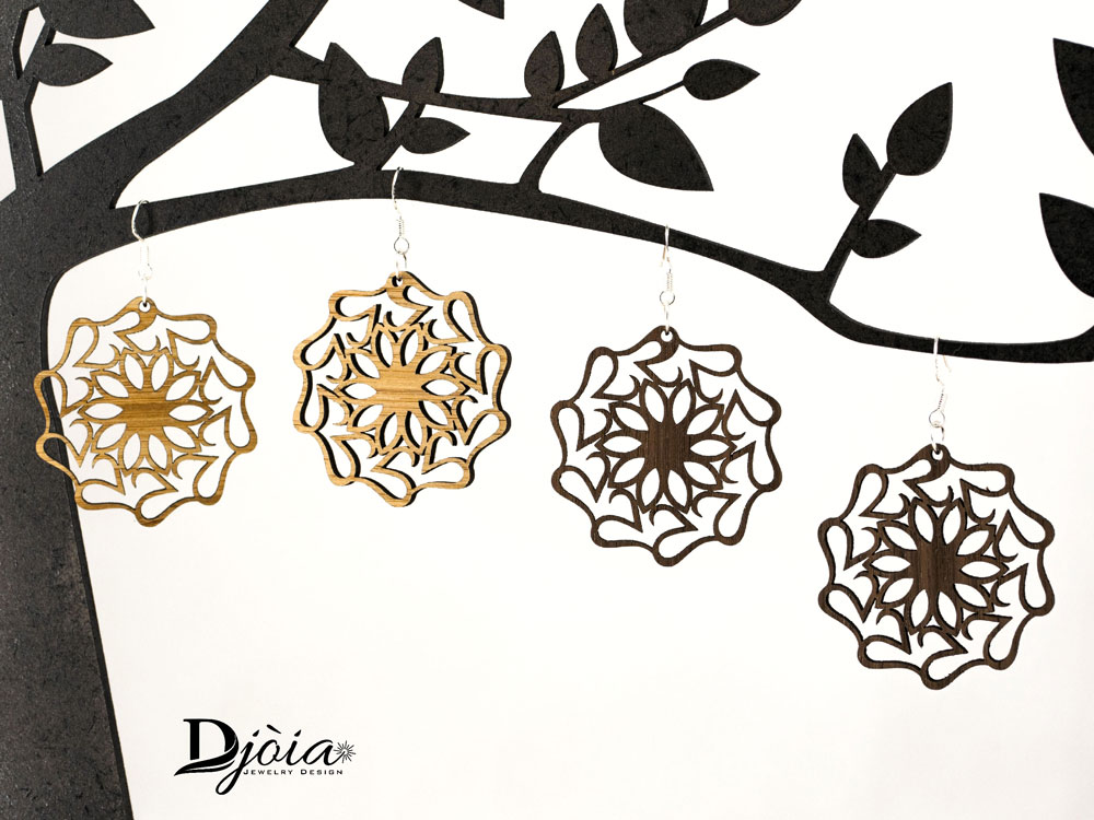 Quatre boucles d'oreilles bois DHLaser Design modele Rigel en Bambou et Noyer, motifs floraux decoupés, anneaux laiton, fond blanc arbre decoratif, style artisanal