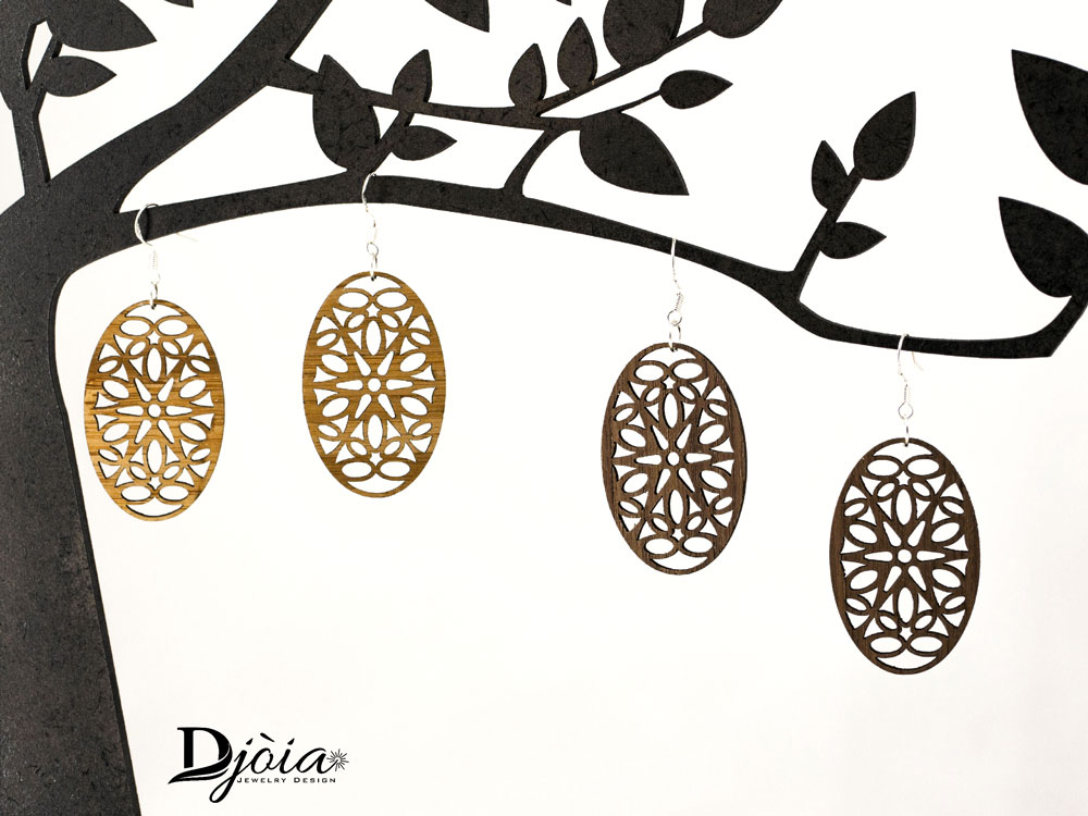 Boucles d'oreilles bois DHLaser Design Spica duo Bambou clair et Noyer sombre, suspendues sur presentoir arbre, style boheme