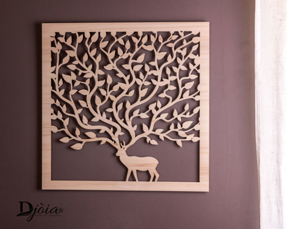 cerf arbre en bois sur mur