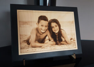 Cadre gravure photo sur bois DHLaser Design avec deux enfants à la plage gravé sur bouleau naturel
