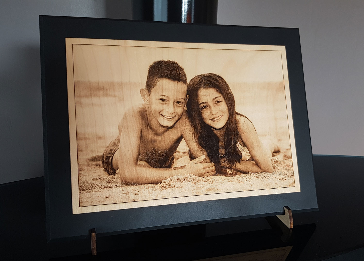 Cadre gravure photo sur bois DHLaser Design avec deux enfants à la plage gravé sur bouleau naturel