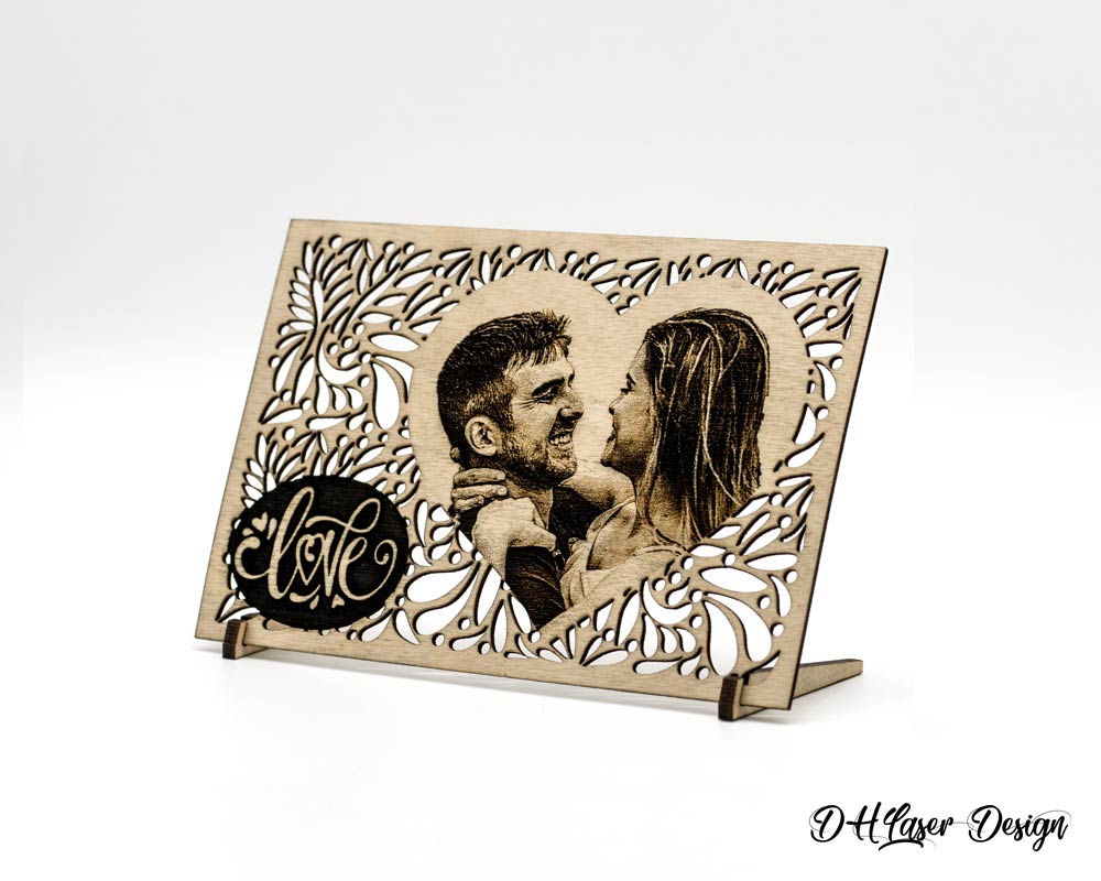 Cadre bois personnalisé photo couple DHLaser Design Love en cœur découpe florale avec pieds bois sur fond blanc
