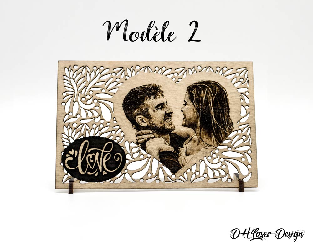 Cadre bois personnalisé photo couple modèle 2 DHLaser Design Love cœur cursif posé sur pieds sur fonds blanc