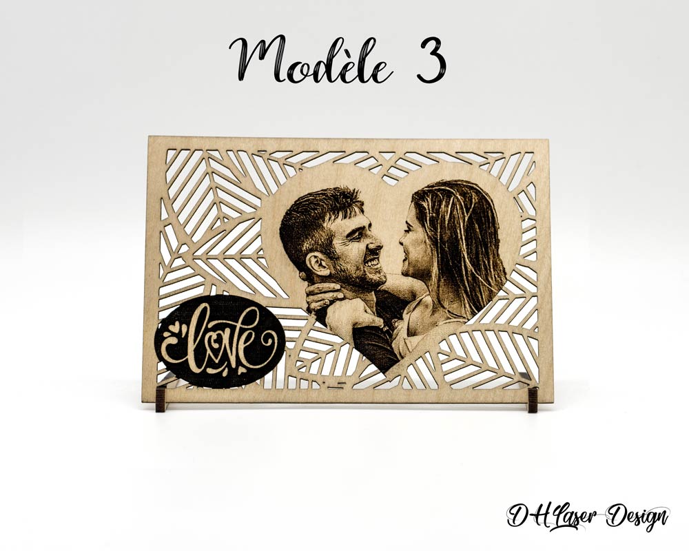 Cadre bois personnalisé photo couple modèle 3 DHLaser Design Love gravé posé sur pieds sur fond blanc