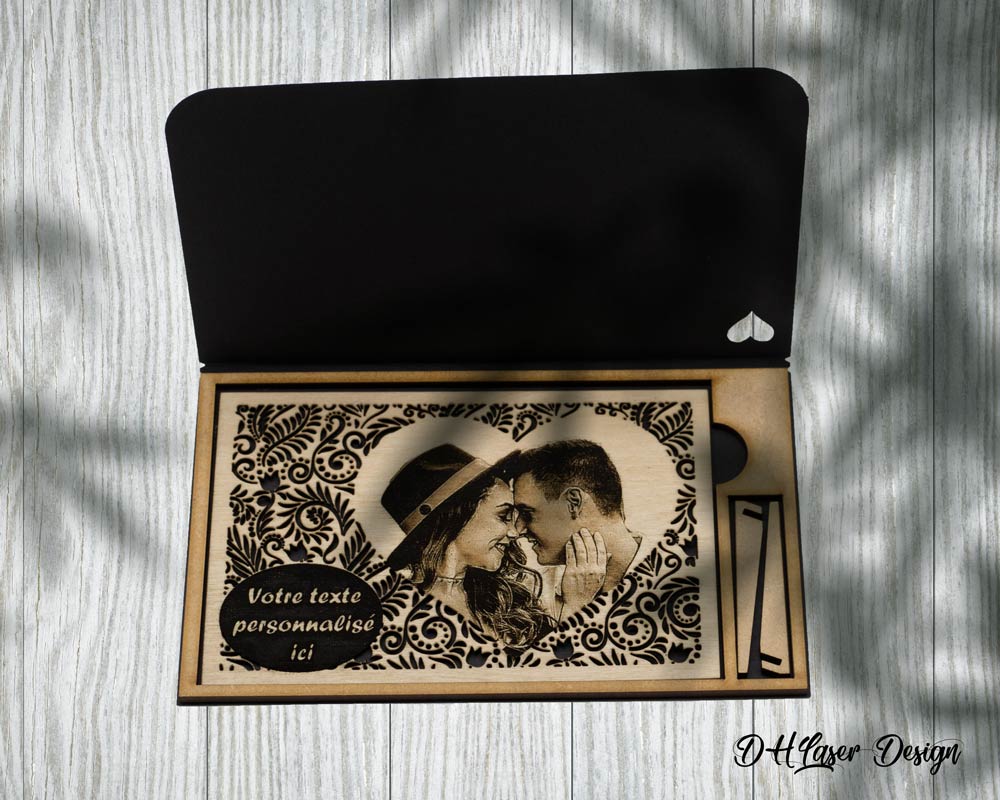 Carte bois personnalisée photo couple DHLaser Design dans coffret noir avec gravure texte personnalisé sur fond gris
