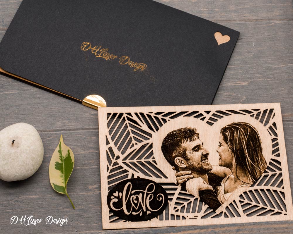 Carte bois personnalisée photo couple DHLaser Design mot Love cursif avec étui noir cœur gravé posée sur bois foncé