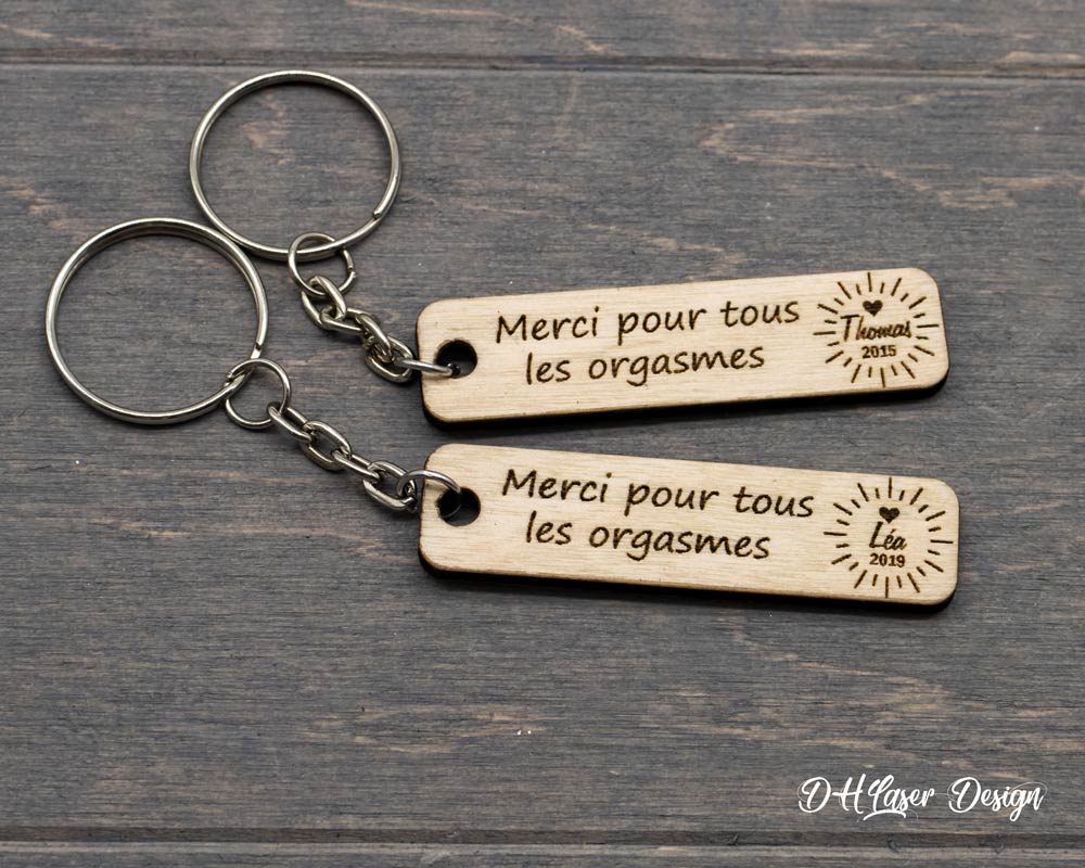 Duo de porte clés personnalisés en bouleau gravés merci pour tous les orgasmes , exemple:Thomas 2015 et Léa 2019 reliés par chaîne DHLaser Design