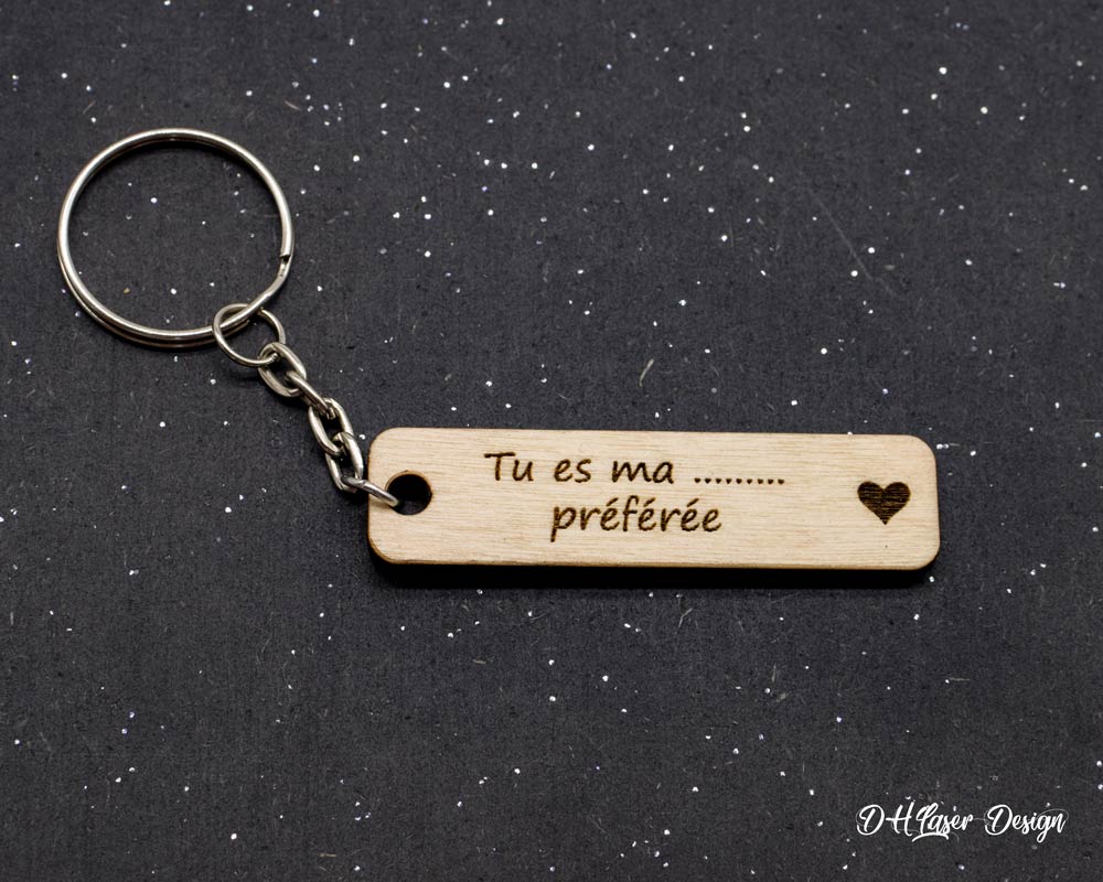 Porte clé personnalisable en bois bouleau tu es ma préférée DHLaser Design avec chaîne métal sur fond noir