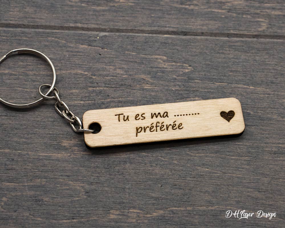 Porte clé personnalisable en bois tu es ma préférée avec cœur gravé DHLaser Design posé sur fond bois sombre