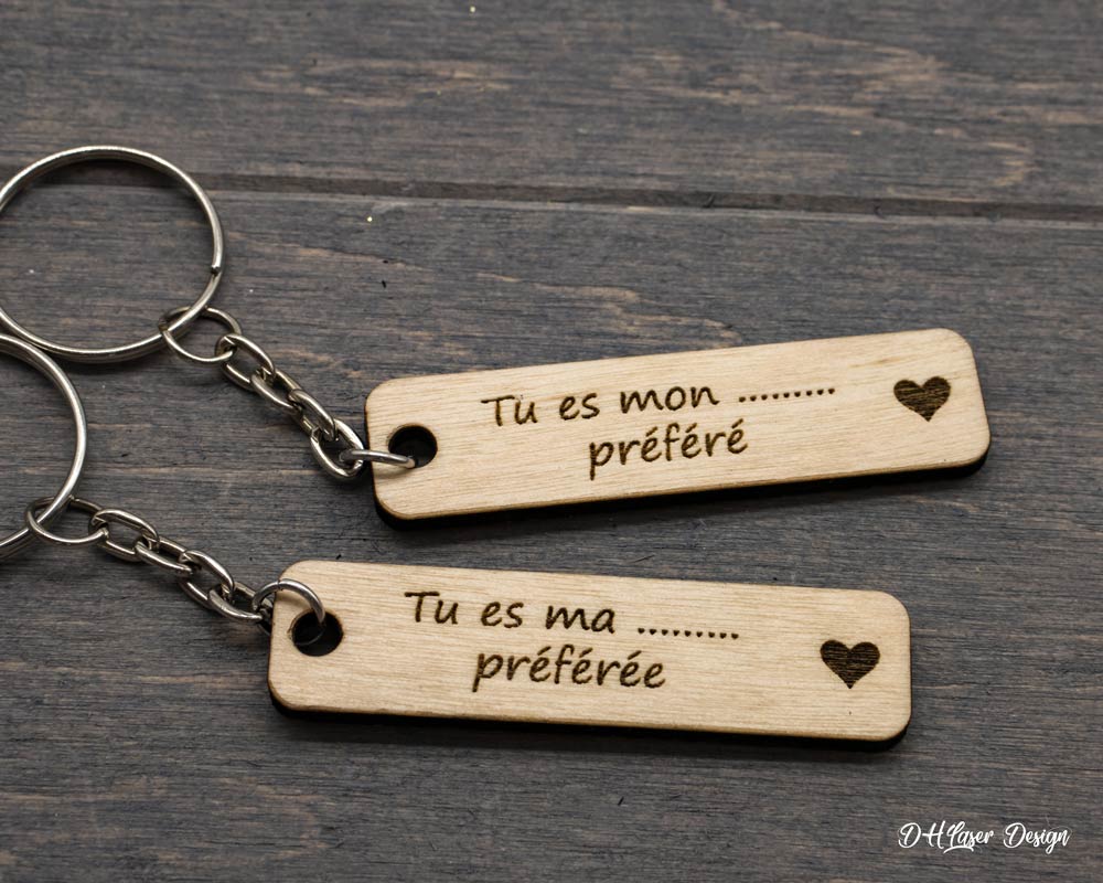 Duo de porte clés personnalisables en bois tu es mon préféré et tu es ma préférée DHLaser Design sur fond bois