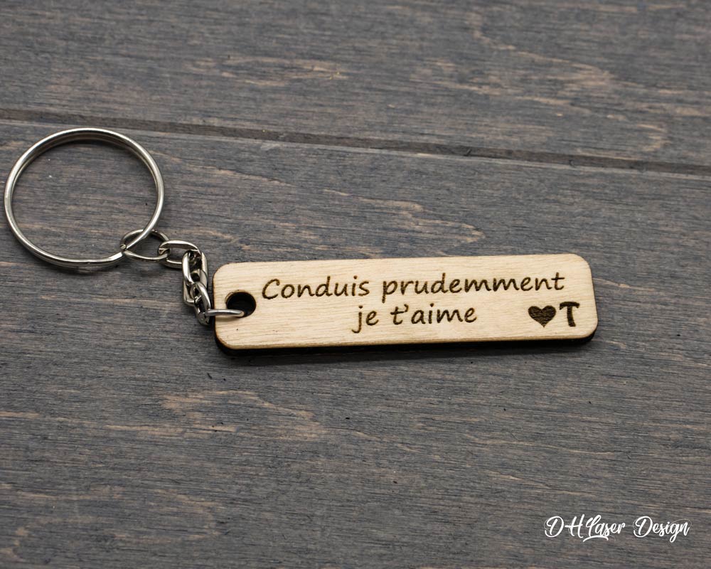Porte clé personnalisé en bois gravé « Conduis prudemment je t'aime » DHLaser Design sur fond bois naturel