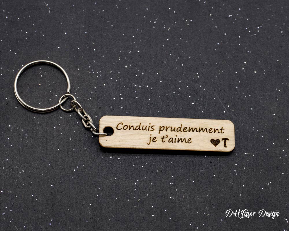 Porte clé personnalisé en bois « Conduis prudemment je t'aime » DHLaser Design gravure cursive sur fond noir