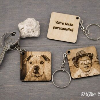 Porte clés avec photo et texte personnalisable gravés dans le bois au format carré