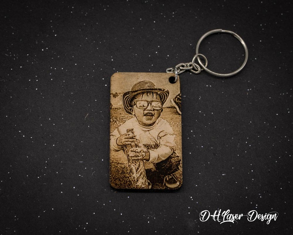 Porte clé photo personnalisé en bois rectangle DHLaser Design gravure enfant avec lunette et chapeau