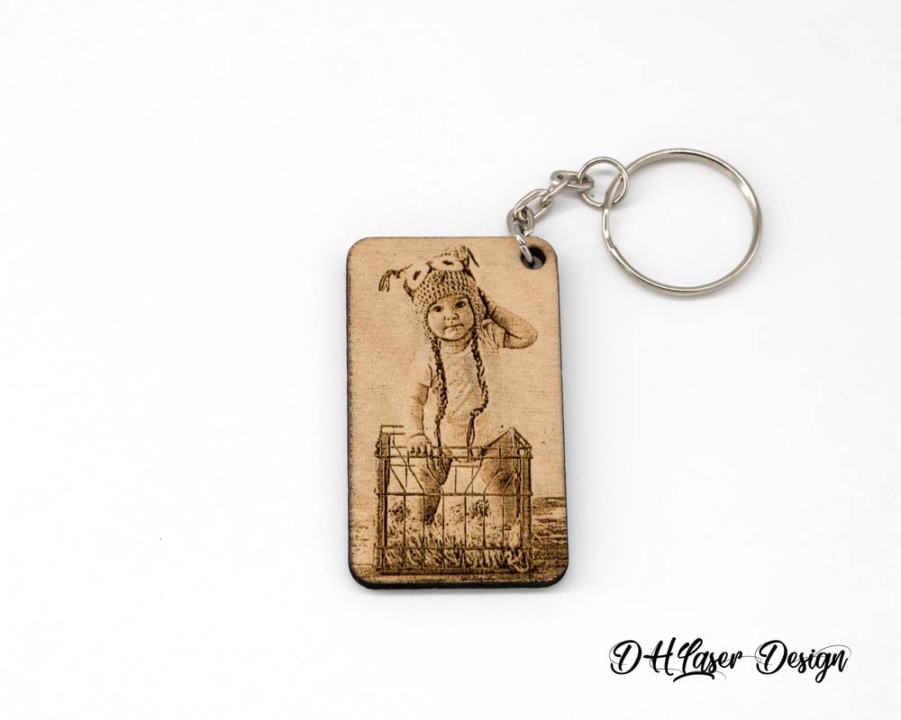 Porte clé photo personnalisé en bois rectangle DHLaser Design illustration enfant avec bonnet sur fond blanc uni