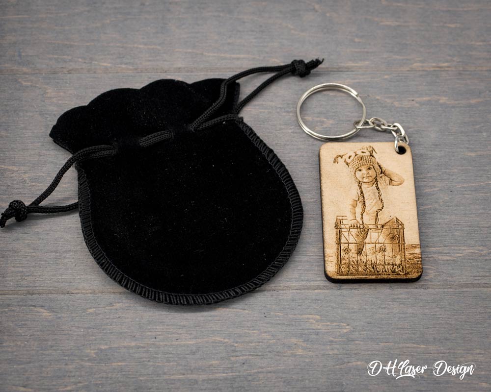 Porte clé photo personnalisé en bois rectangle DHLaser Design illustration portrait stylisé avec pochon velours noir sur planche bois