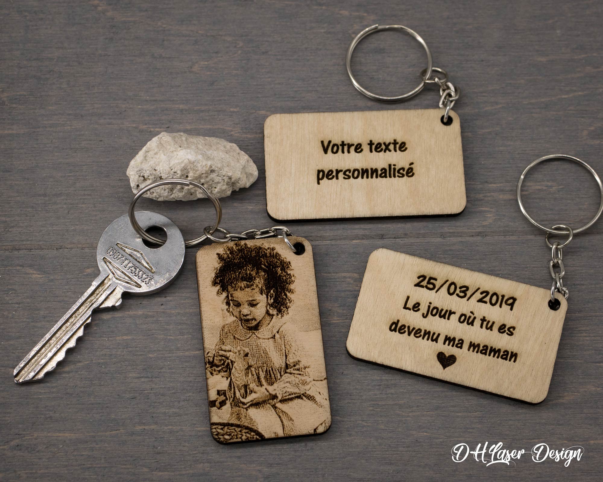Porte clé photo personnalisé en bois rectangle DHLaser Design texte gravé date de naissance et photo enfant sur fond bois foncé