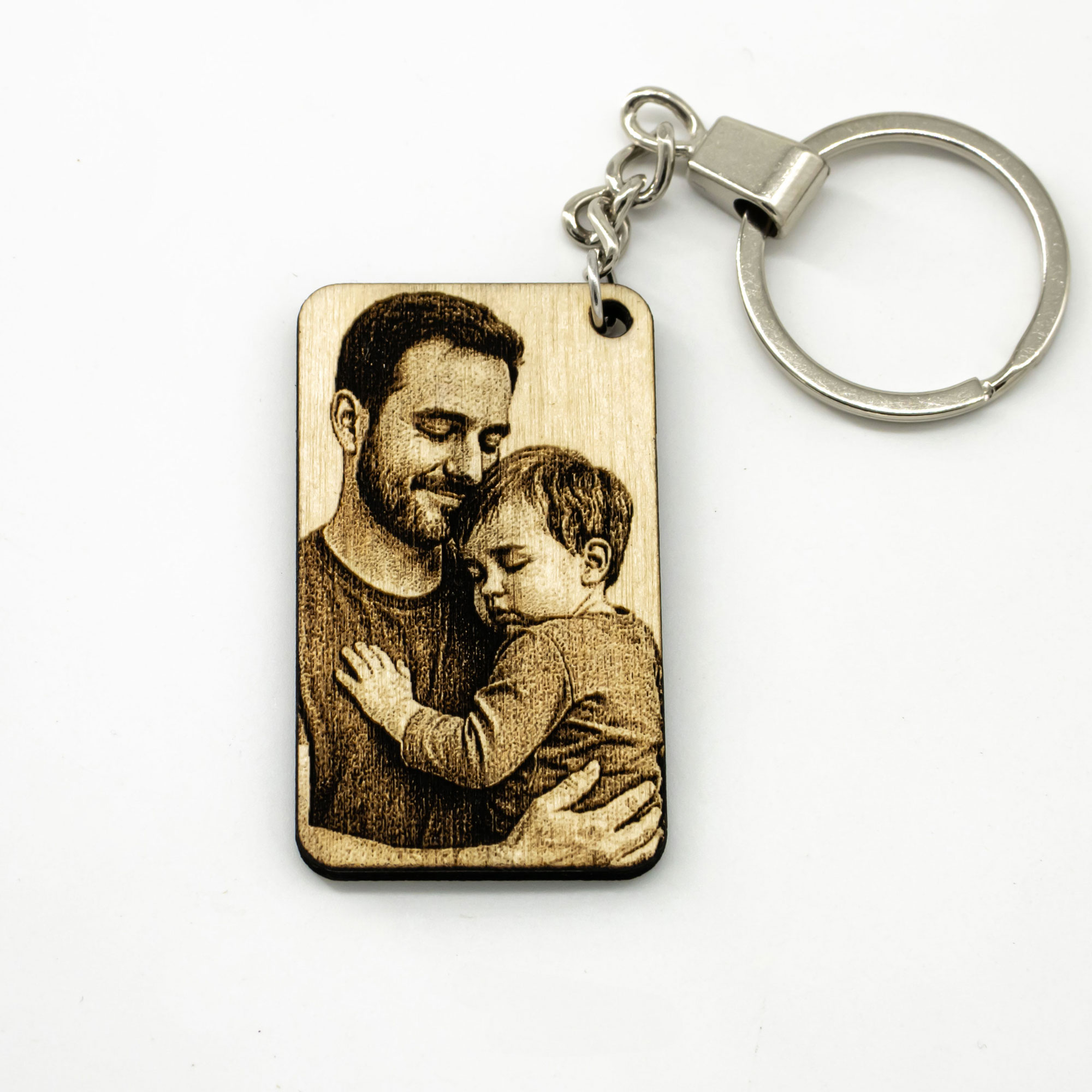 Porte clé photo personnalisé en bois rectangle DHLaser Design gravure laser père et enfant dans les bras sur fond blanc