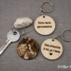Trois porte clé photo personnalisé en bois rond DHLaser Design avec texte personnalisé gravé au dos et photo couple gravée