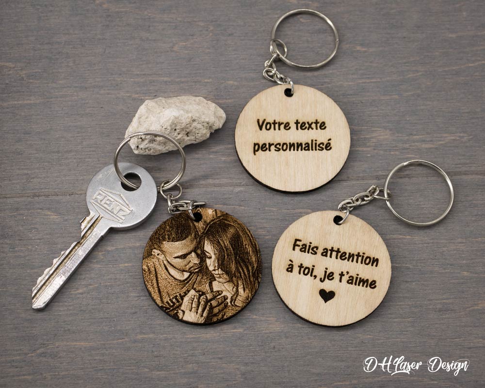 Trois porte clé photo personnalisé en bois rond DHLaser Design avec texte personnalisé gravé au dos et photo couple gravée