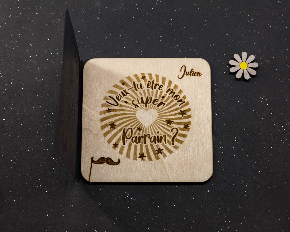 Carte bois demande parrain DHLaser Design prenom Julien gravure etoiles et rayons dores avec fleur bois sur fond noir
