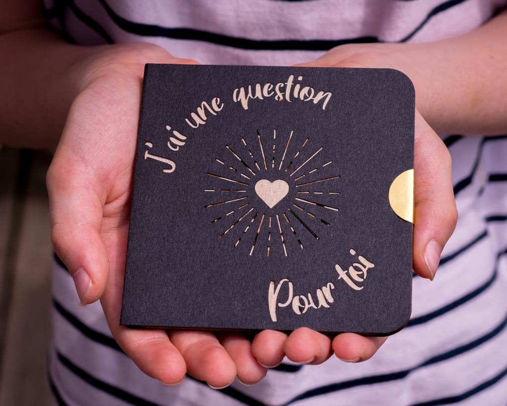 Etui question surprise bois noyer DHLaser Design gravure J ai une question pour toi coeur et rayons dores tenu en main