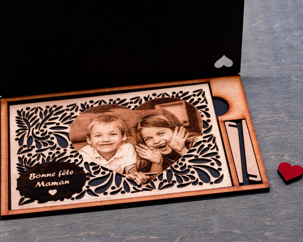 Carte bois personnalisee photo Fete des Meres DHLaser Design gravure Bonne fete Maman avec decoupe coeur sepia et coffret noir