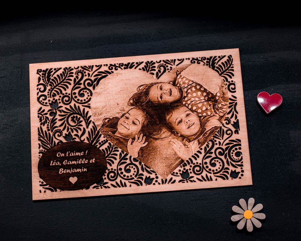 Carte bois personnalisee photo famille DHLaser Design gravure On t aime Lea Camille Benjamin motifs decoratifs sur fond noir