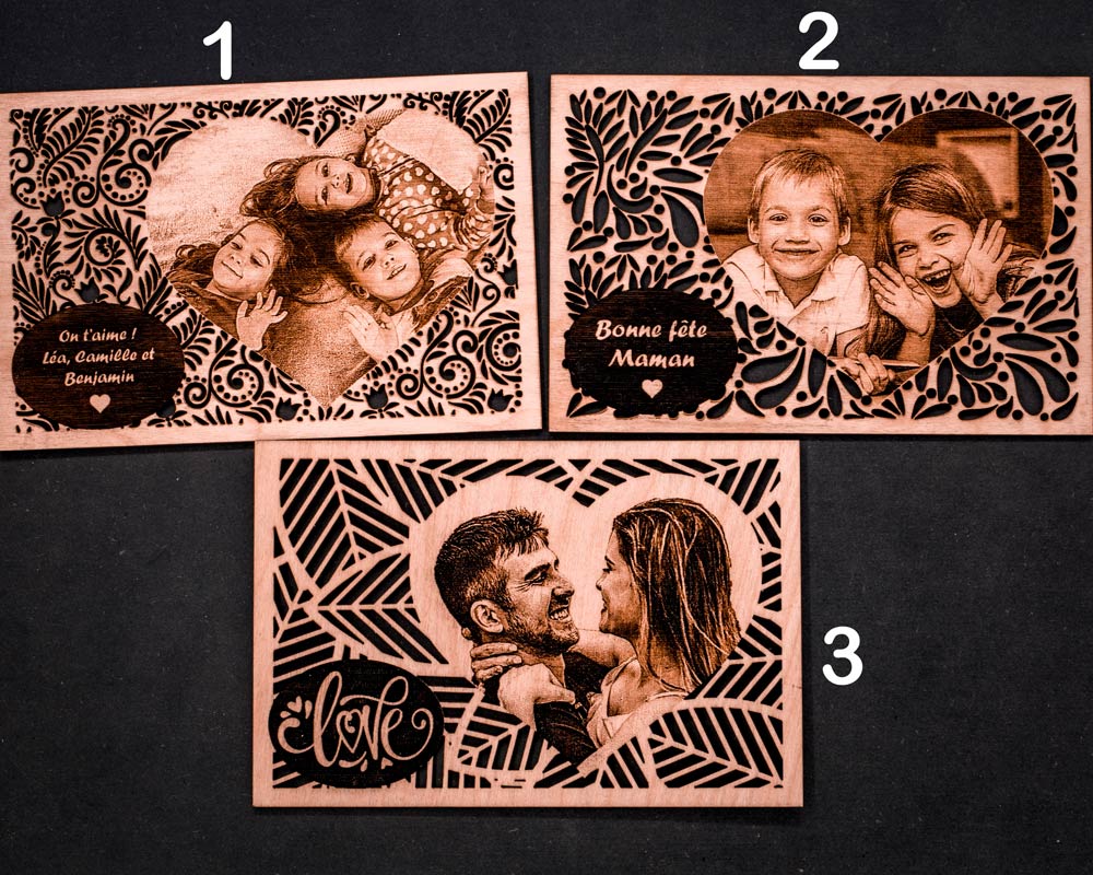 Trois cartes bois personnalisees photo DHLaser Design modeles On t aime Bonne fete Maman et Love gravure laser sur fond noir