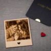 Magnet photo bois gravé laser couple avec coeur découpé DHLaser Design posé sur bois brut avec coffret noir cuir doré
