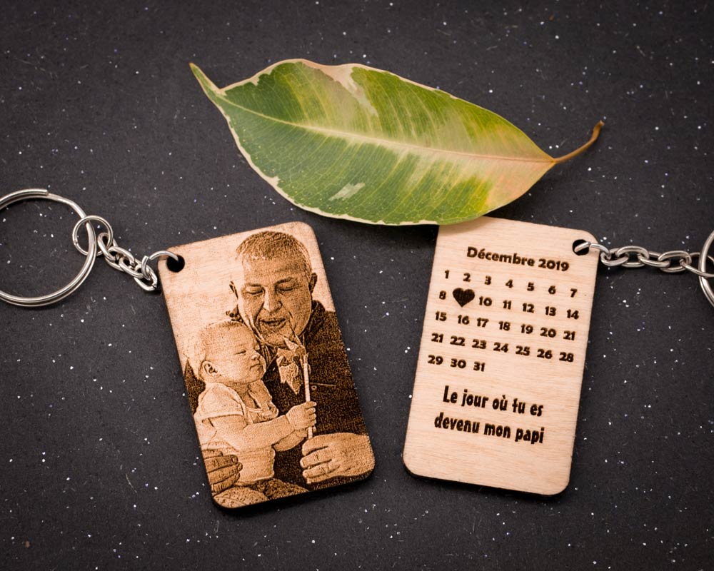 Porte clé photo personnalisé en bois calendrier DHLaser Design gravure papi et enfant sur fond noir texturé