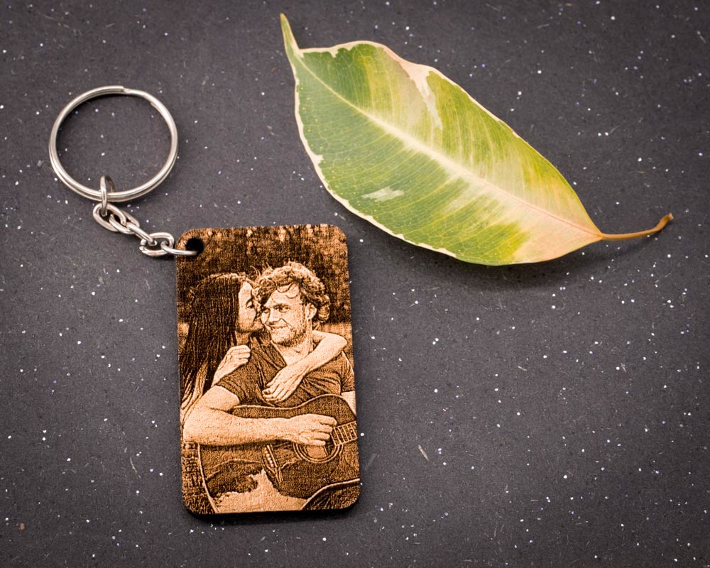 Porte clé photo personnalisé en bois foncé DHLaser Design gravure couple musicien guitare sur fond noir