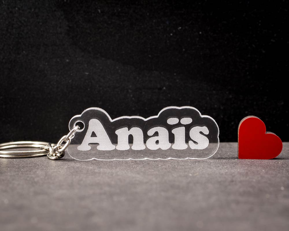 Porte-clé transparent personnalisable forme nuage avec prénom Anaïs gravé en blanc, coeur rouge décoratif, création DHLaser Design