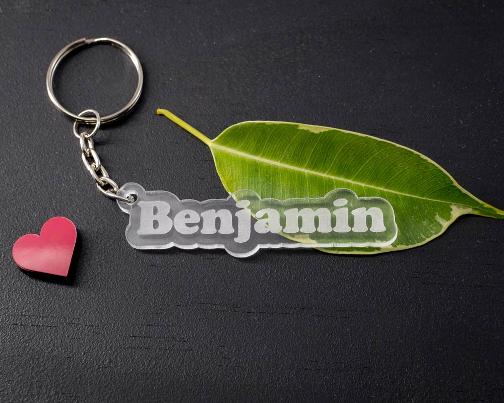 Porte-clé transparent personnalisable en forme avec prénom Benjamin en axemple et anneau argenté par DHLaser Design