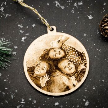 Boule de Noël personnalisée en bois avec gravure photo et texte