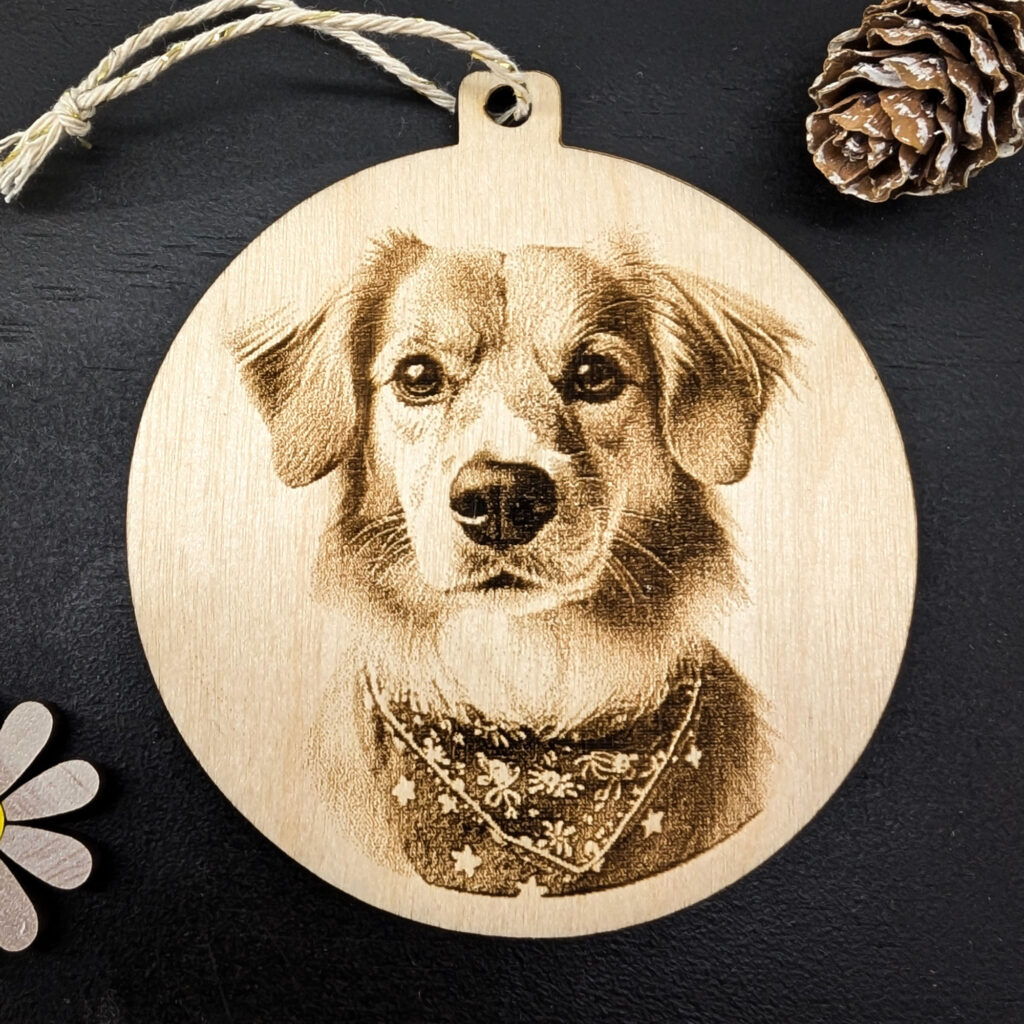 Décoration De Noël En Bois Personnalisable - Suspendue, Avec Prénom Gravé - Cadeau Original, Fabrication Française, Dimensions ~6x7 Cm