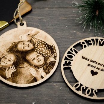 Boule de Noël personnalisée en bois avec gravure photo et texte, avec étui cadeau